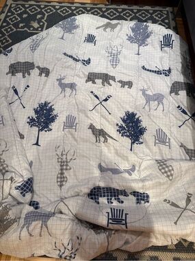 Wildlife Pattern Reversible Comforter - Navy & Gray on White